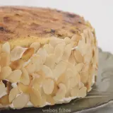 Tarta San Marcos con cobertura de almendras laminadas tostadas y crema quemada.
