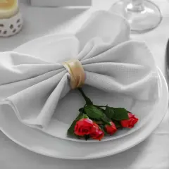Mesa elegante: tenedor a la izquierda, cuchillo y cuchara a la derecha, servilleta con rosas. Así se colocan los cubiertos en la mesa.