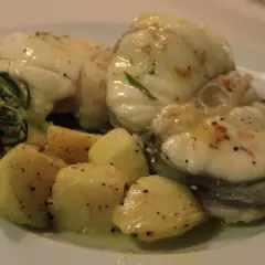 Rape a la plancha con patatas y romero. Un plato delicioso y saludable.