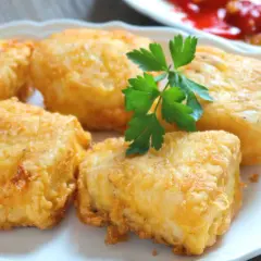 Crujientes trozos de merluza a la romana, dorados y listos para disfrutar. Un clásico delicioso.