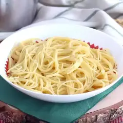 Un plato blanco lleno de espaguetis, perfecto para tus recetas de pasta favoritas.
