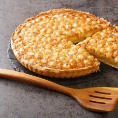 Tarta dorada con nueces sobre base de masa quebrada, lista para servir. Perfecta para tus recetas con masa quebrada.