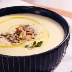 Crema de vichyssoise con un toque de aceite de oliva y semillas tostadas. ¡Una deliciosa receta para disfrutar!