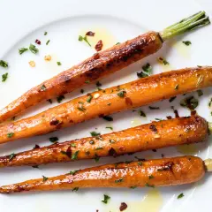 Zanahorias glaseadas con hierbas y especias, perfectas para tus recetas con zanahoria.