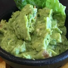 Un tazón de guacamole casero, perfecto para tu próxima fiesta. ¡Una receta fácil y deliciosa!