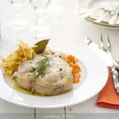 Bonito en escabeche con patatas paja y zanahorias. Un plato delicioso y bien presentado.
