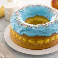 Tarta de donuts con glaseado azul y chispas de colores. ¡Una delicia para celebrar!