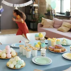 Niños corriendo en fiesta infantil. Mesa con pastel, donas, cupcakes y dulces. ¡Una guía perfecta de como organizar un cumpleaños infantil!