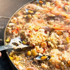 Paella de marisco recién hecha, con gambas y mejillones. ¡Se puede congelar la paella para disfrutarla más tarde!
