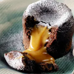 Coulant de chocolate con corazón líquido de caramelo, espolvoreado con azúcar glas. Un bocado irresistible.