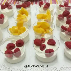 Postres individuales con crema y frambuesas o mango, perfectos para un cumpleaños saludable.