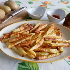 Patatas fritas crujientes hechas en airfryer, listas para disfrutar con salsas.