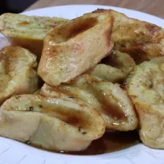 Torrijas al horno doradas y jugosas, cubiertas con un sirope dulce y canela. Un postre casero irresistible.