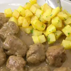 Deliciosas albóndigas en salsa con patatas fritas doradas. Una receta casera que te encantará.