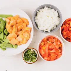 Ingredientes para fideuá de pollo: trozos de pollo, judías verdes, cebolla, pimiento rojo, tomate y perejil picado.