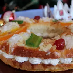 Roscon de Reyes sin lactosa, decorado con frutas escarchadas, almendras y nata. ¡Perfecto para celebrar la Navidad!