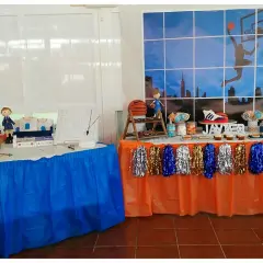 Mesa dulce temática baloncesto con decoración de cancha, zapatillas y dulces. ¡Un slam dunk de sabor!