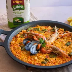 Paella mixta con gambas, mejillones y judías verdes, lista para disfrutar.
