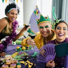Tres amigos disfrutan de fiestas temáticas para adultos, con disfraces coloridos, maquillaje festivo y bebidas.