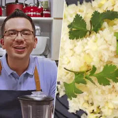 Chef sonríe junto a un plato de arroz con maíz y cilantro. ¡La solución perfecta para un arroz duro y una paella deliciosa!