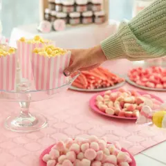 Mesa dulce con palomitas, nubes, gominolas y brochetas de malvavisco. ¡Ideas para que chuches poner en una mesa dulce!