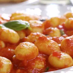 Ñoquis caseros en salsa de tomate, una deliciosa receta para disfrutar.