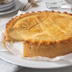 Un delicioso pastel vasco, con su masa dorada y relleno cremoso, listo para ser disfrutado.
