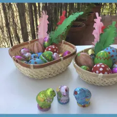 Cestas de Pascua llenas de huevos decorados y figuras de chocolate, perfectas como ideas pascua niños.