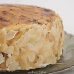 Tarta San Marcos con cobertura de almendras laminadas tostadas y crema quemada.