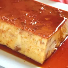 Un delicioso pan de calatrava, con su caramelo dorado y su textura esponjosa, listo para ser disfrutado.