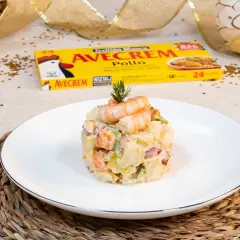 Deliciosa ensaladilla de gambas, un clásico festivo.