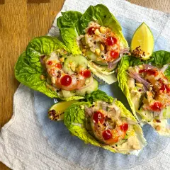 Ensalada de camarones en hojas de lechuga, con pepino, cebolla morada y cacahuates. ¡Comidas fáciles de hacer y deliciosas!
