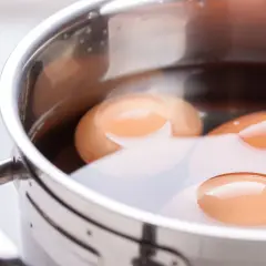 Huevos cocinándose en una olla. ¿Cuánto dura un huevo cocido en la nevera?