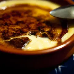 Crema catalana recién hecha, con su capa crujiente de caramelo y el interior cremoso listo para ser disfrutado.