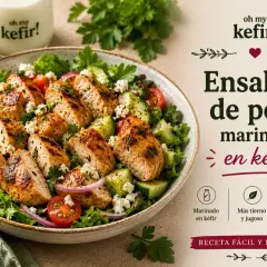 Ensalada de pollo marinado en kéfir, con lechuga, pepino, tomate y queso. Ligera, tierna y jugosa.