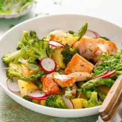 Ensalada de salmón con brócoli, patatas y espárragos. Una de las mejores brocoli recetas para una comida saludable y deliciosa.