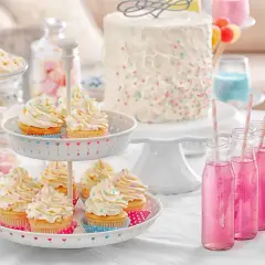 Deliciosa comida para baby shower: cupcakes, pastel, malvaviscos y palomitas.