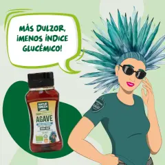 Botella de sirope de agave ecológico junto a una mujer con peinado de agave. "Más dulzor, ¡menos índice glucémico!