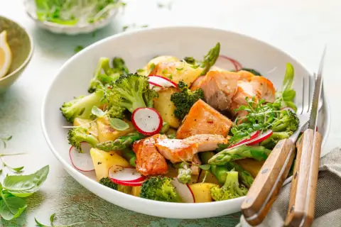 Ensalada de salmón con brócoli, patatas y espárragos. Una de las mejores brocoli recetas para una comida saludable y deliciosa.