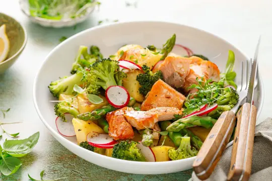 Ensalada de salmón con brócoli, patatas y espárragos. Una de las mejores brocoli recetas para una comida saludable y deliciosa.