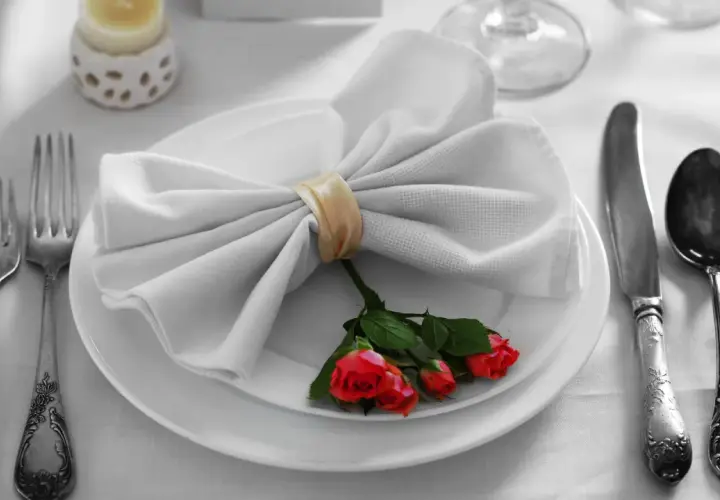 Mesa elegante: tenedor a la izquierda, cuchillo y cuchara a la derecha, servilleta con rosas. Así se colocan los cubiertos en la mesa.