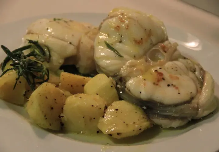 Rape a la plancha con patatas y romero. Un plato delicioso y saludable.