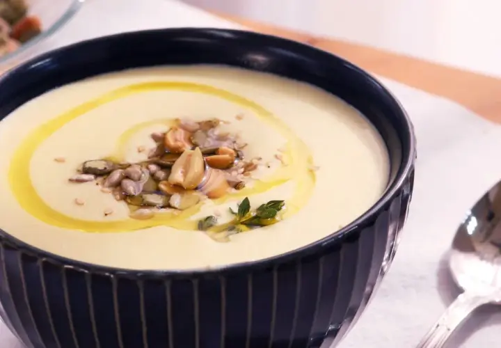 Crema de vichyssoise con un toque de aceite de oliva y semillas tostadas. ¡Una deliciosa receta para disfrutar!