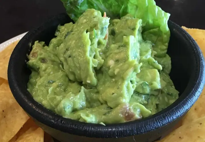 Un tazón de guacamole casero, perfecto para tu próxima fiesta. ¡Una receta fácil y deliciosa!