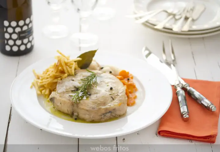 Bonito en escabeche con patatas paja y zanahorias. Un plato delicioso y bien presentado.