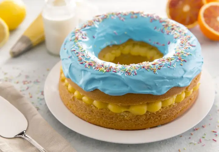 Tarta de donuts con glaseado azul y chispas de colores. ¡Una delicia para celebrar!