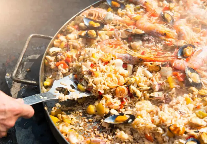 Paella de marisco recién hecha, con gambas y mejillones. ¡Se puede congelar la paella para disfrutarla más tarde!
