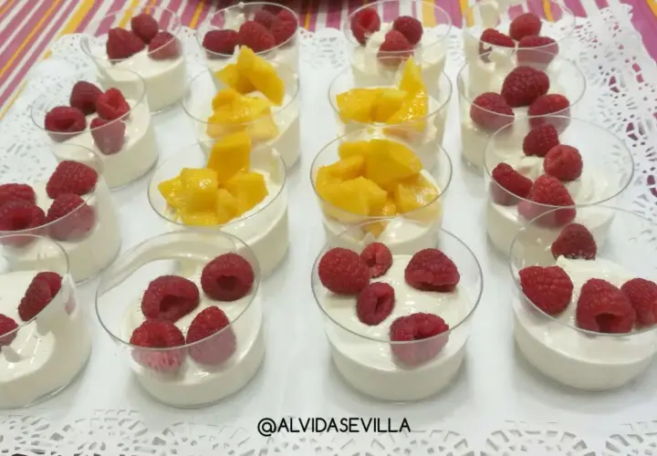 Postres individuales con crema y frambuesas o mango, perfectos para un cumpleaños saludable.