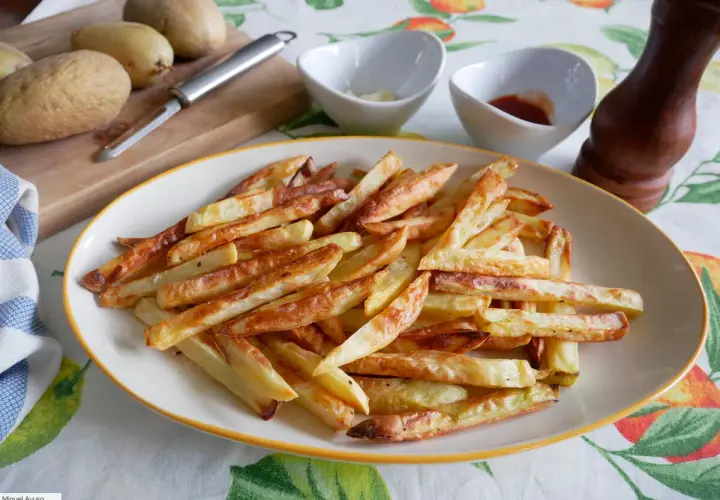 Patatas fritas crujientes hechas en airfryer, listas para disfrutar con salsas.