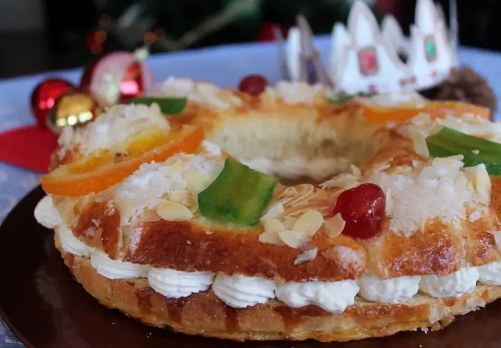 Roscon de Reyes sin lactosa, decorado con frutas escarchadas, almendras y nata. ¡Perfecto para celebrar la Navidad!